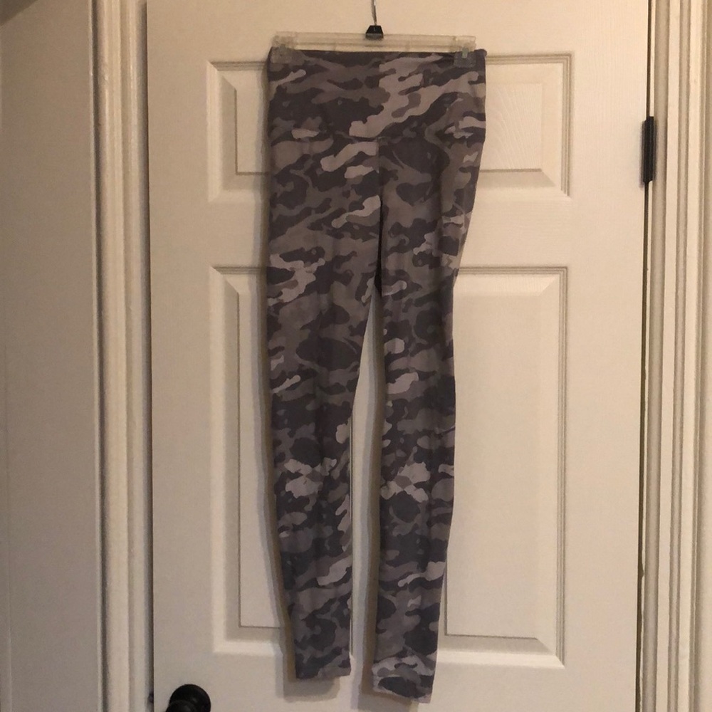 XS LYSSE camo leggings
